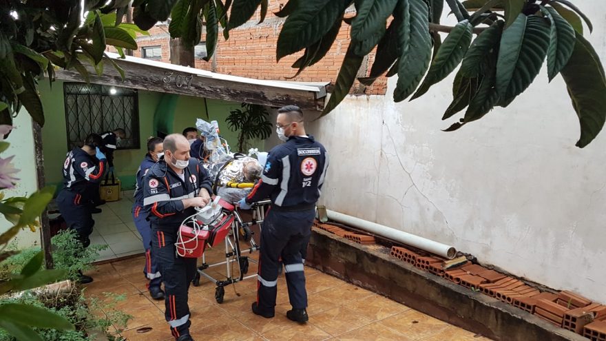 Samu reverte parada cardíaca de idoso que foi encontrado caído por vizinho
