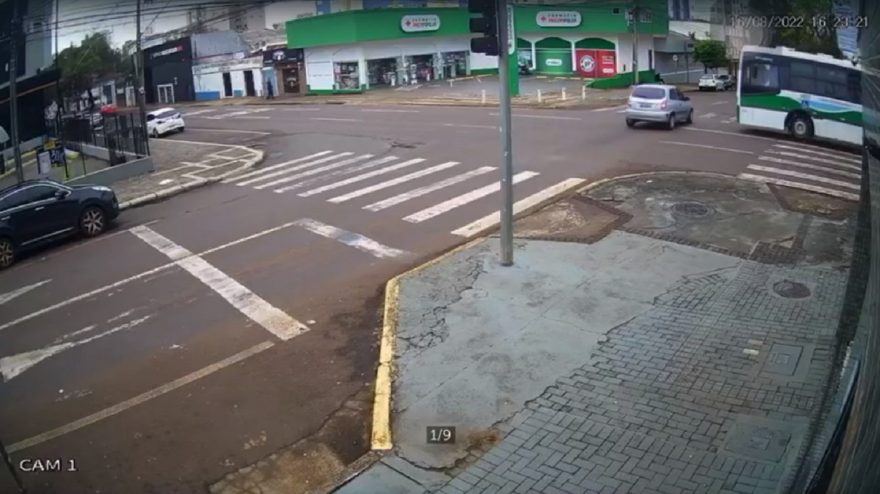Câmera de segurança registra acidente entre automóvel e ônibus do transporte coletivo no Centro