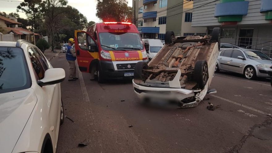 Carro capota em acidente de trânsito no Centro