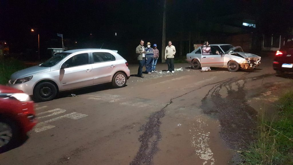 Forte colisão de trânsito no Belmonte deixa veículos danificados