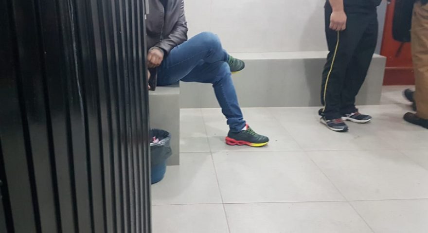 Homem em posse de arma de fogo é preso após ameaçar prestador de serviços