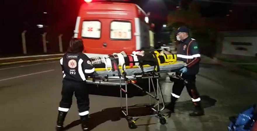 Jovem ferida é socorrida pelo SAMU no Bairro Ciro Nardi