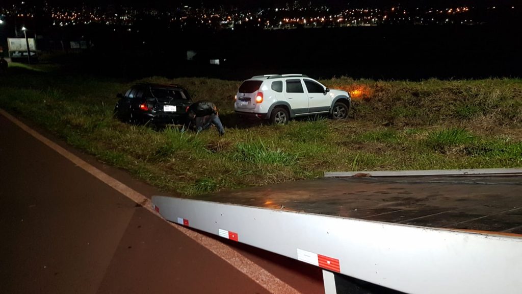 Colisão entre BMW e Renault Duster deixa veículos danificados no Bairro Claudete