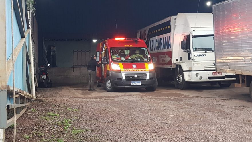 Idoso sofre queda de dois metros em transportadora e precisa ser socorrido pelo Corpo de Bombeiros