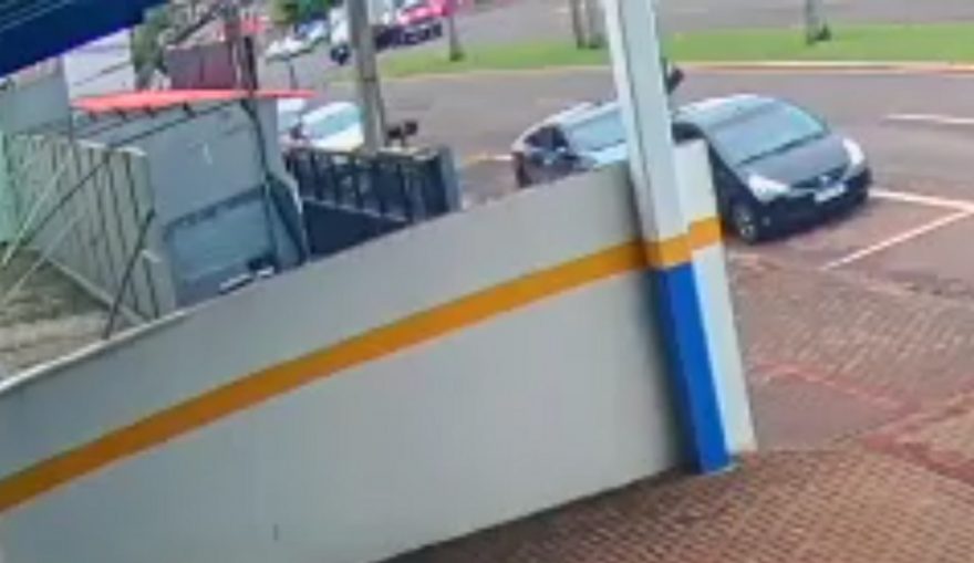 Vídeo mostra colisão que envolveu quatro veículos na Avenida Brasil