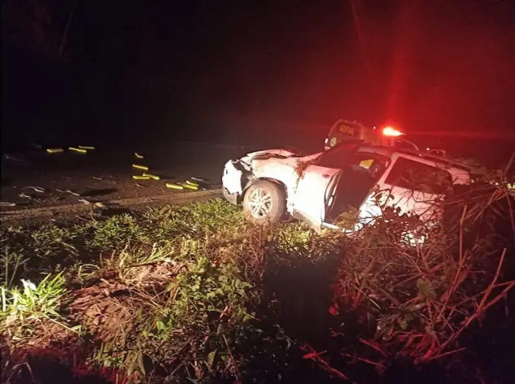 Traficante se apavora com viatura, tenta fugir e capota carro lotado com maconha