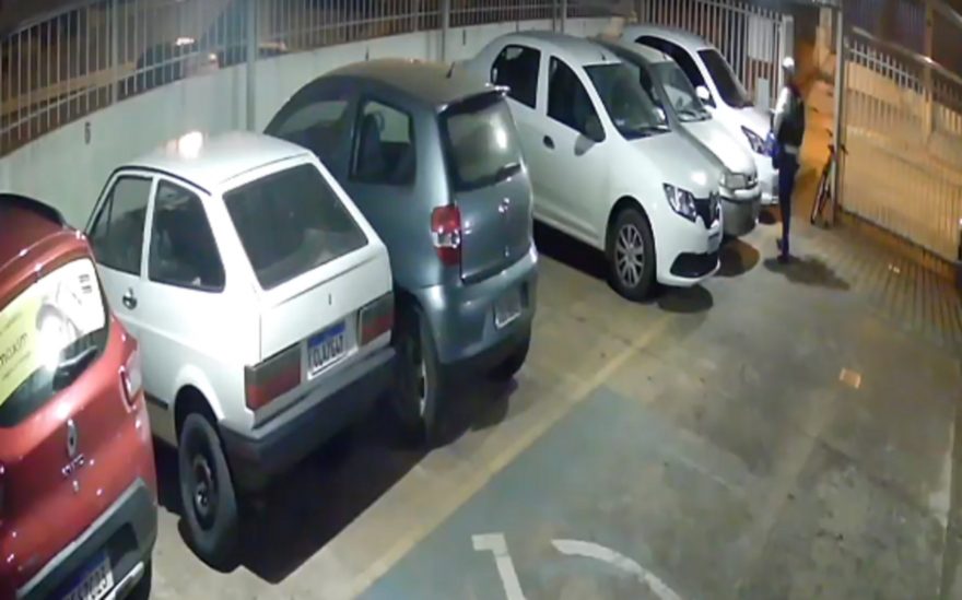 Imagens mostram suspeito mexendo em veículos em condomínio que foi furtado no Santa Cruz