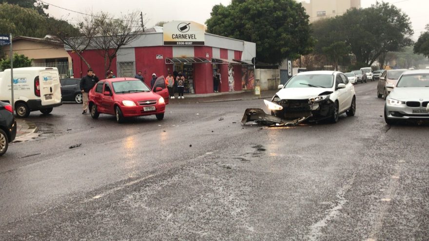 Três veículos se envolvem em colisão na Região Central