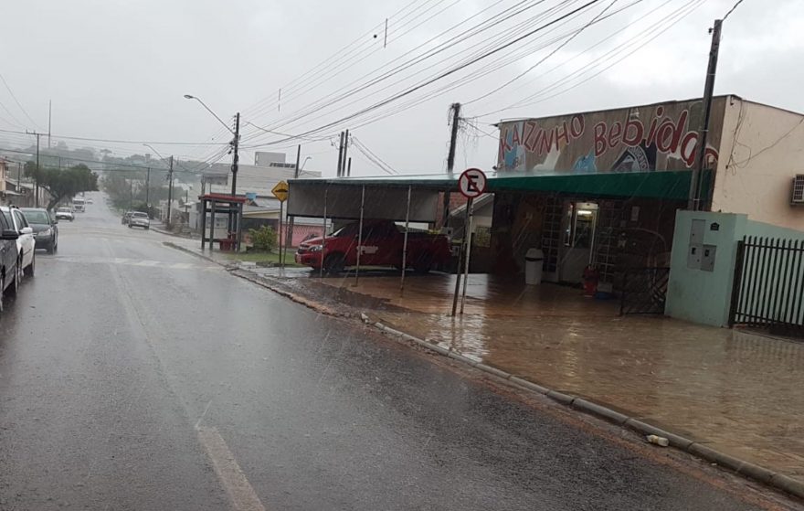 Tá chovendo aí? Aqui tá chovendo! Chuva de granizo atinge Cascavel