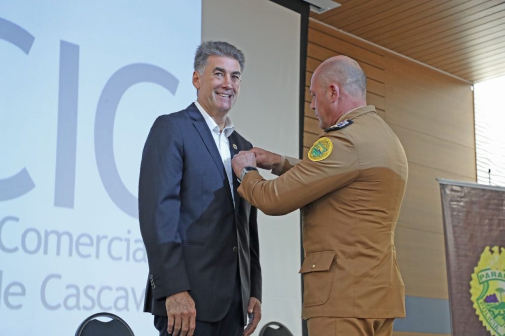 Prefeito Paranhos é homenageado com medalha Coronel Sarmento