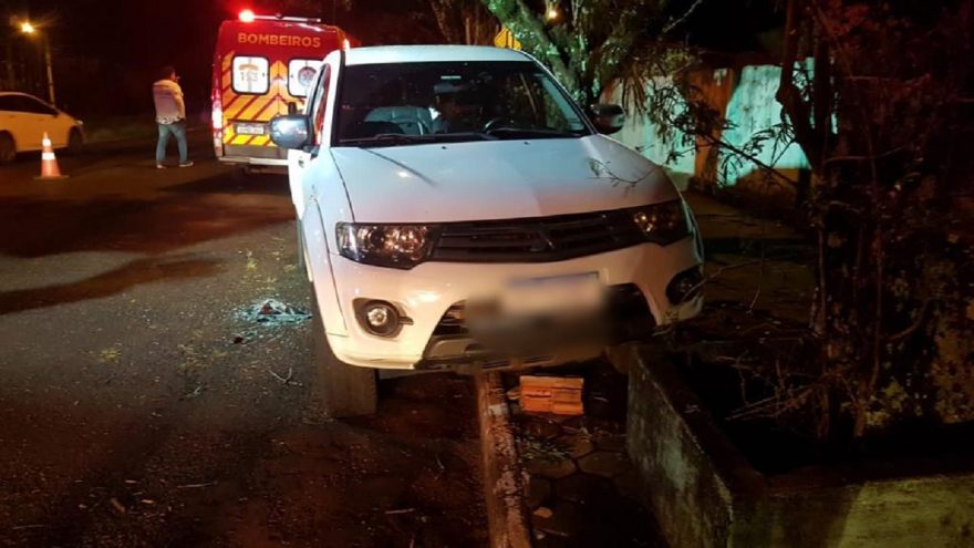 Após mal súbito, condutor invade contramão e bate o carro no Centro