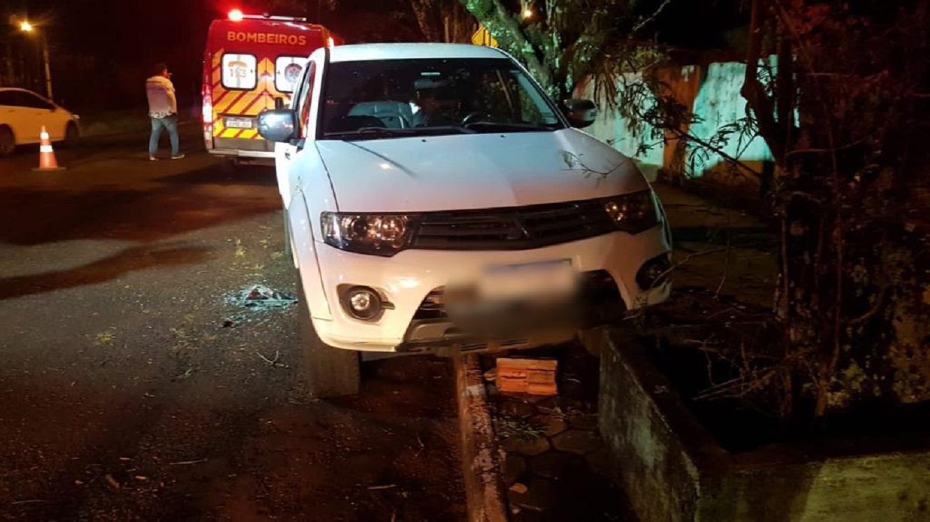ap-s-mal-s-bito-condutor-invade-contram-o-e-bate-o-carro-no-centro