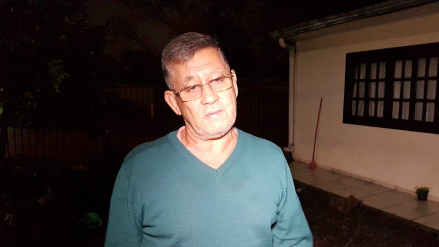 Bombeiro aposentado relata acidente em que veículo invadiu portão de residência no Centro