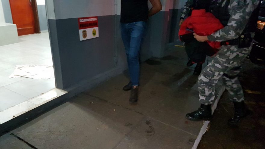 Homem com mandado de prisão em aberto é preso pelo Pelotão de Choque, no Bairro Santa Felicidade