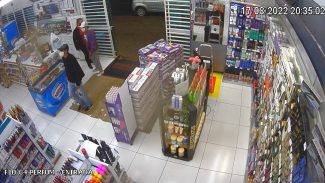 Câmeras registram assalto em Farmácia no Bairro Floresta