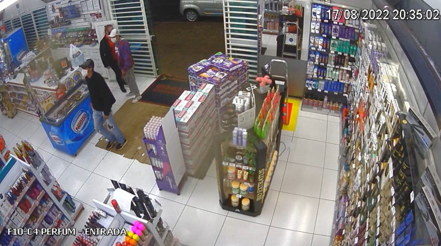 Câmeras registram assalto em Farmácia no Bairro Floresta