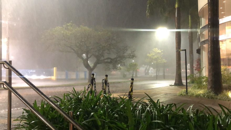 Fortes ventos e grande volume de água atingem Cascavel nesta quarta (17)