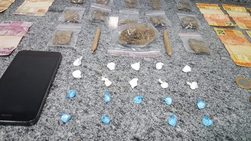Dois adolescentes são apreendidos com drogas pela Choque, no Conjunto Riviera