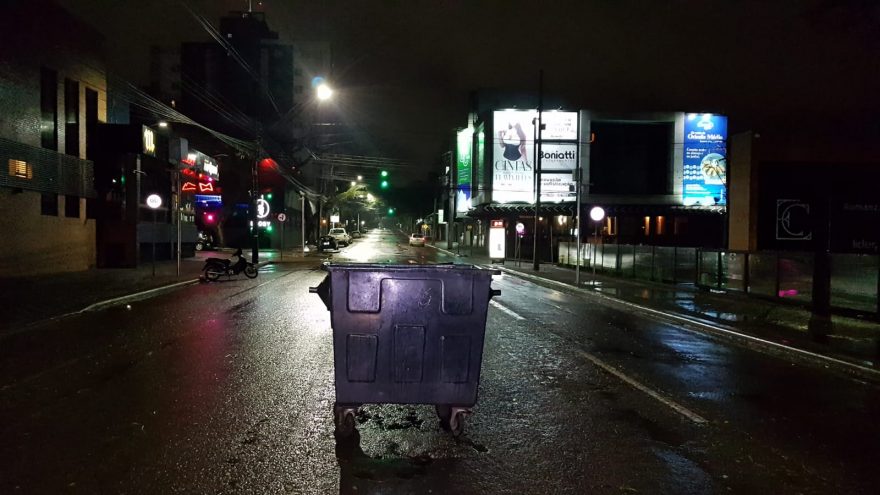 Olha eu aqui! Container de lixo chama atenção no meio da rua, no centro de Cascavel