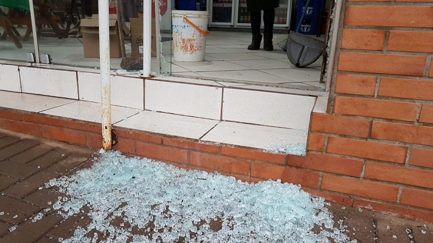 Ladrões utilizaram pedra para quebrar vidraça de empresa no Centro