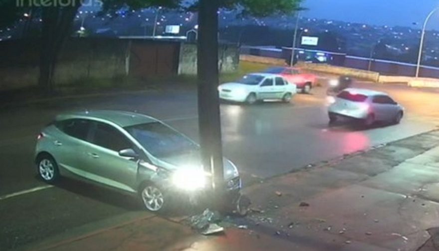 Câmera de segurança flagra o momento em que um veículo colide contra um poste no Bairro São Cristóvão