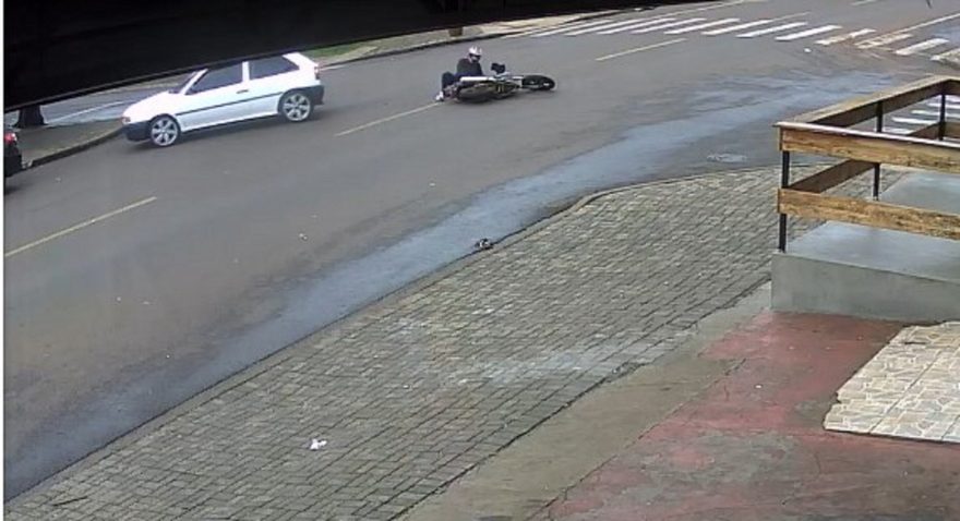 Câmera de Segurança flagra o momento da colisão entre moto e automóvel no Bairro Interlagos