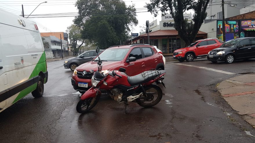 Carro e moto se envolvem em acidente no Centro de Cascavel