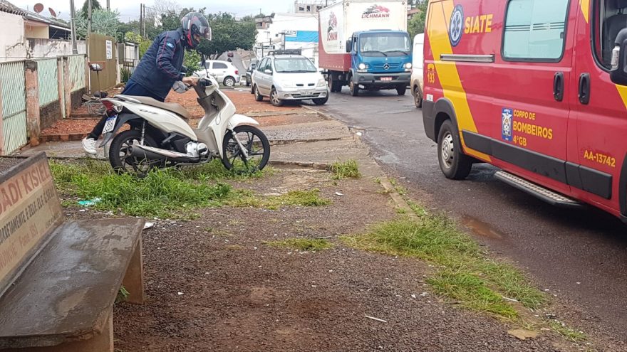 Jovem fica ferida após colisão entre carro e moto no XIV de Novembro