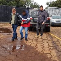 Detido em Camboriú pela DH, suspeito de matar Alana Ferreira é levado à Delegacia de homicídios de Cascavel Imagem referente a Detido em Camboriú pela DH, suspeito de matar Alana Ferreira é levado à Delegacia de homicídios de Cascavel