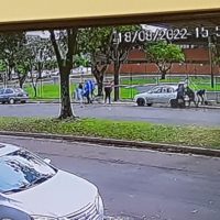 Imagem referente a Veja momento exato em que idoso é baleado durante tentativa de assalto