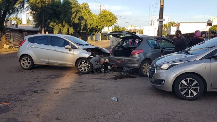 Idoso fica ferido em forte colisão na Av. Rocha Pombo