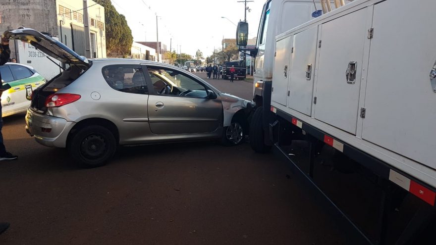 Motorista colide contra caminhão da Prefeitura no Bairro Alto Alegre