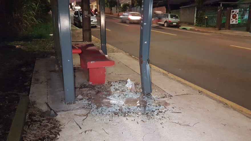 Abrigo de ponto de ônibus na Rua Ipanema está destruído