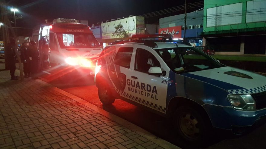 Mulher em surto é socorrida pelo Samu na Avenida Carlos Gomes