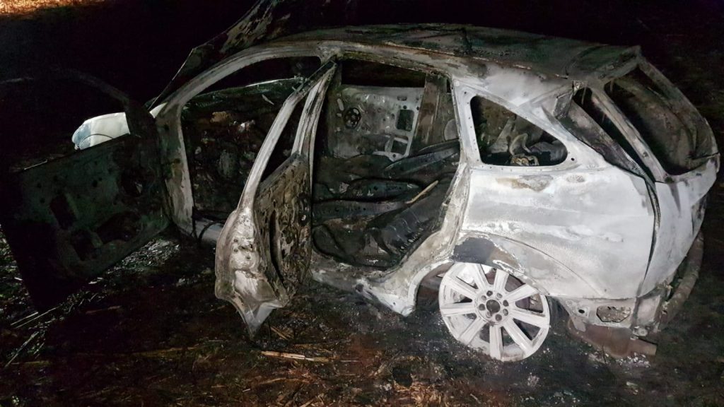 Carro é destruído pelas chamas na PR-486