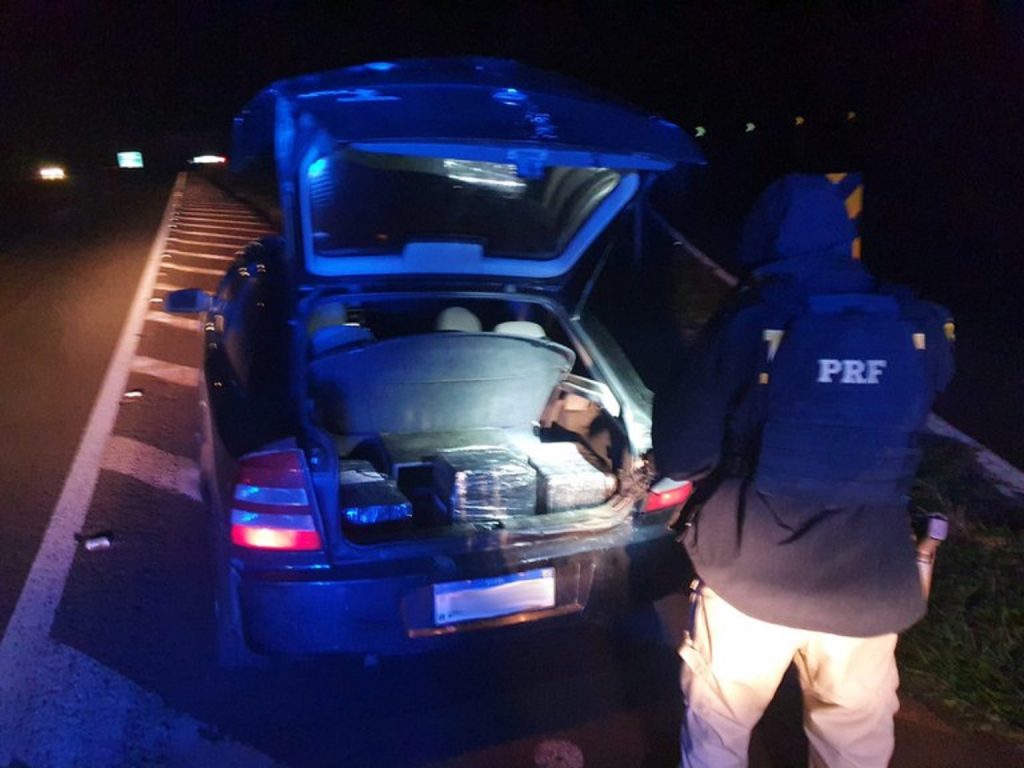 Maconha, cigarros e celulares foram apreendidos pela PRF entre ontem e hoje em Cascavel