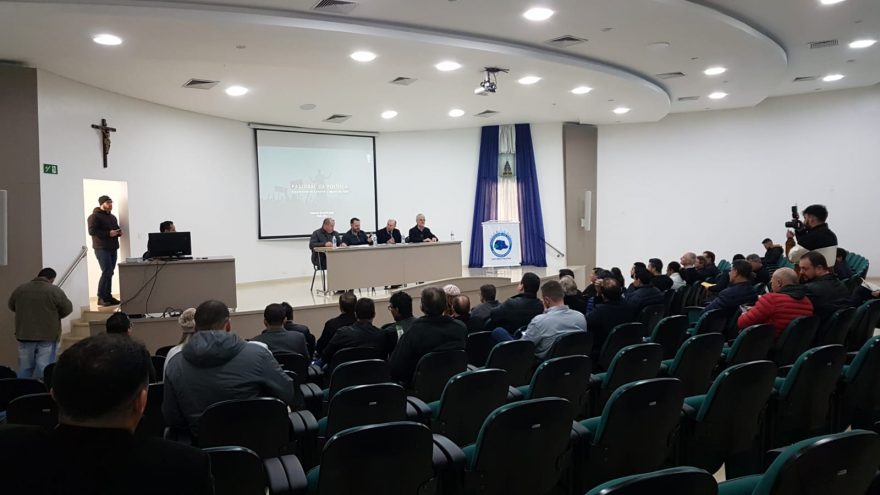 Candidatos assinam termo de compromisso com a campanha Voto Consciente, Útil e Regional da Pastoral Política