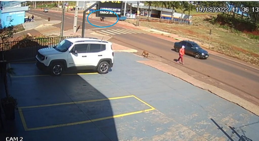 Câmera flagra colisão entre ciclista e motociclista no Brasmadeira