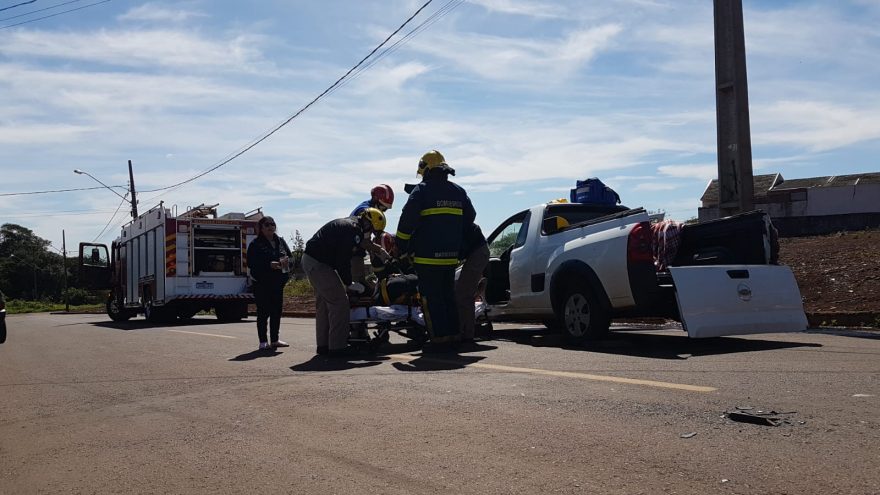 Bombeiros precisam desencarcerar vítima em forte colisão entre carros no Esmeralda