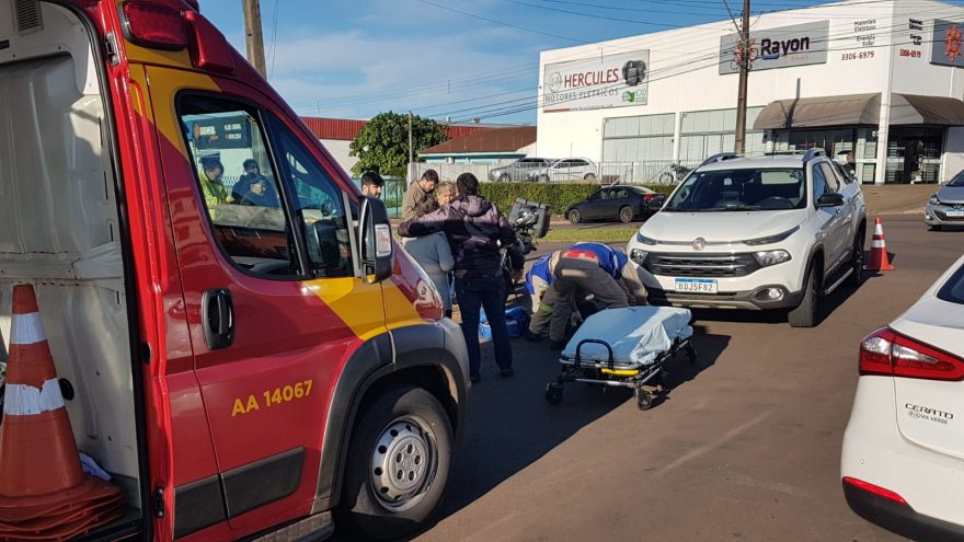 Motociclista fica ferida em acidente de trânsito no Bairro Pacaembu