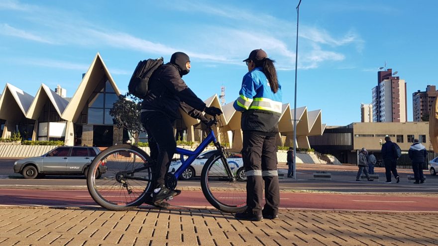 Ação da Transitar conscientiza ciclistas sobre o uso de equipamentos de segurança