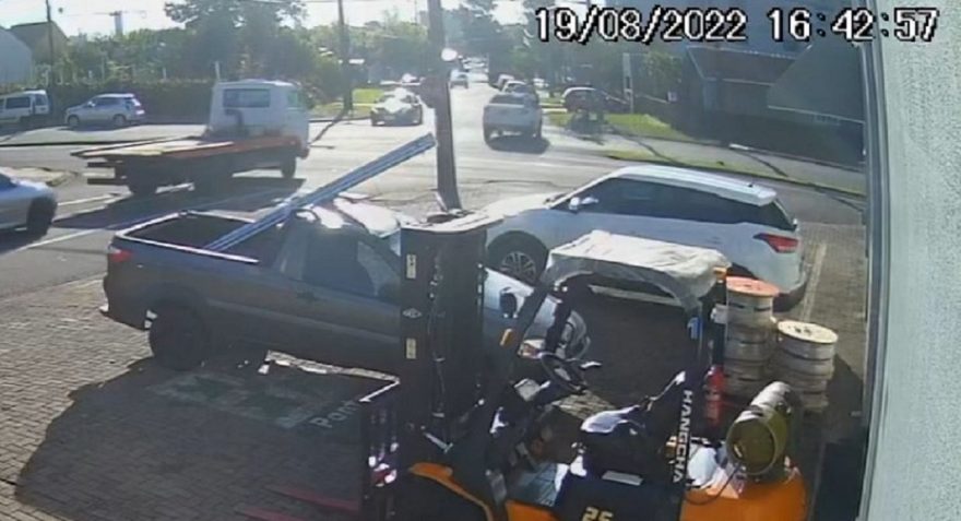 Câmera de segurança flagra o momento do acidente entre motocicleta e automóvel no Bairro Pacaembu