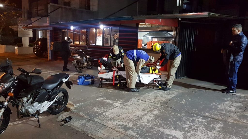 Motoboy fica ferido após colisão de trânsito em Cascavel