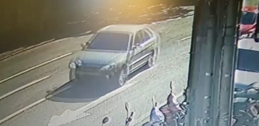 Forte acidente deixa veículos bastante danificados; vítima procura por condutor que deixou o local