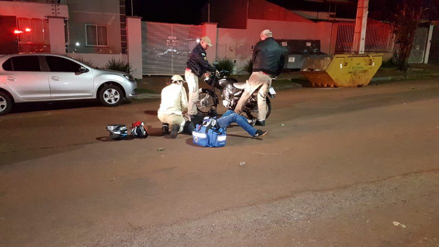 Homem fica ferido ao sofrer queda de motocicleta e é atendido pelo Siate, no Bairro Cancelli