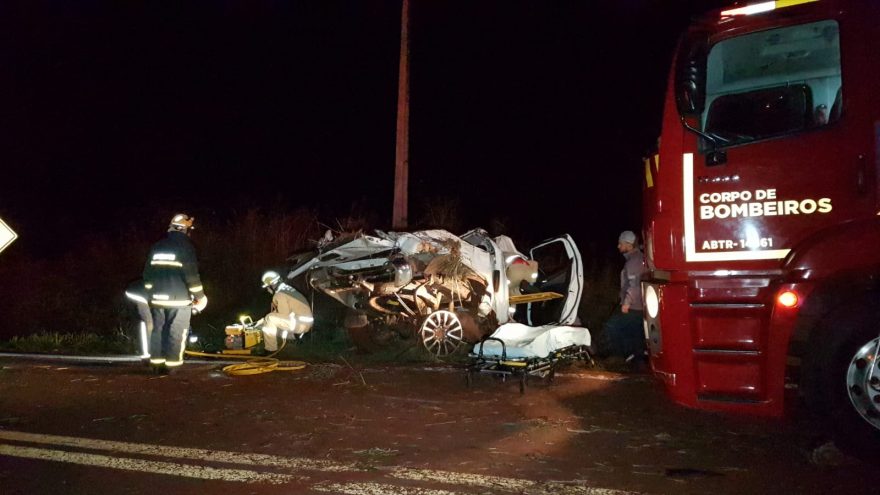 Condutor fratura os dois braços após S-10 capotar na PR-180, em Rio do Salto