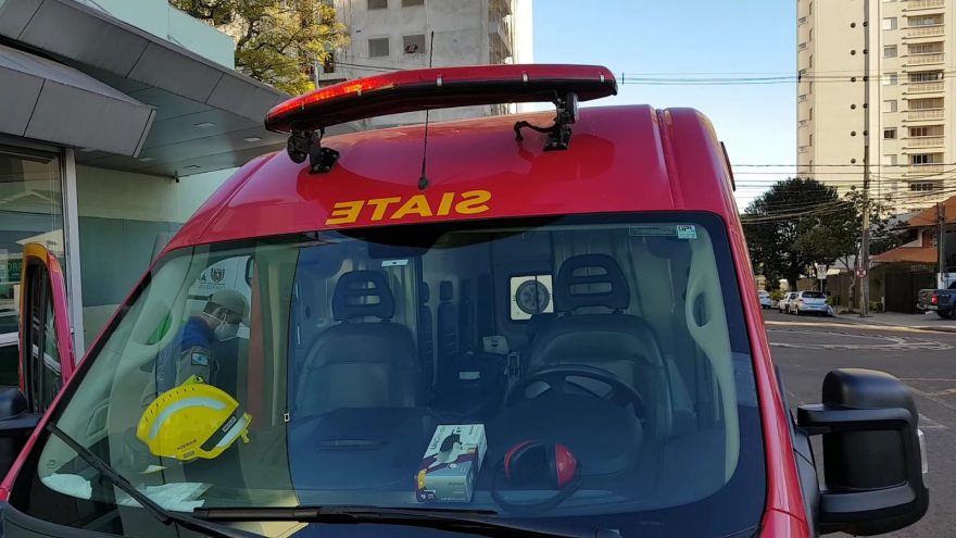 Homem sofre luxação no ombro e precisa de atendimento do Siate, no Bairro Universitário