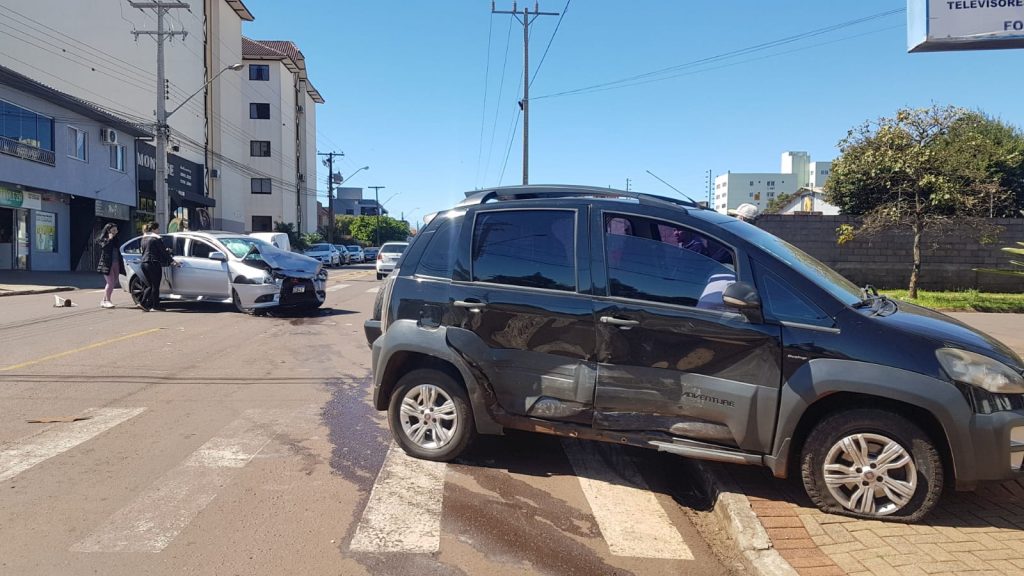Forte colisão de trânsito no Coqueiral deixa pessoa ferida