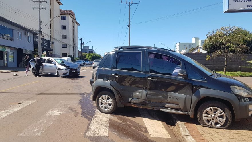 Forte colisão de trânsito no Coqueiral deixa pessoa ferida