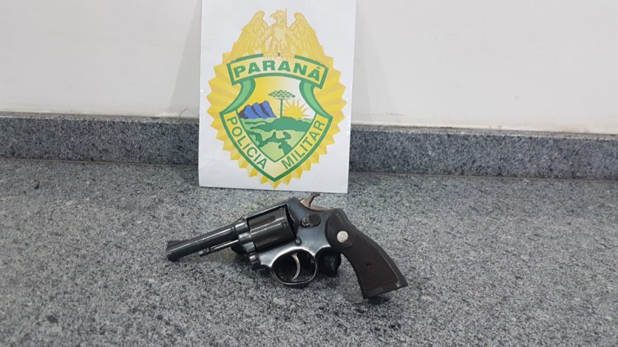 Filho entrega para a Polícia Militar arma de fogo que pertencia ao pai falecido